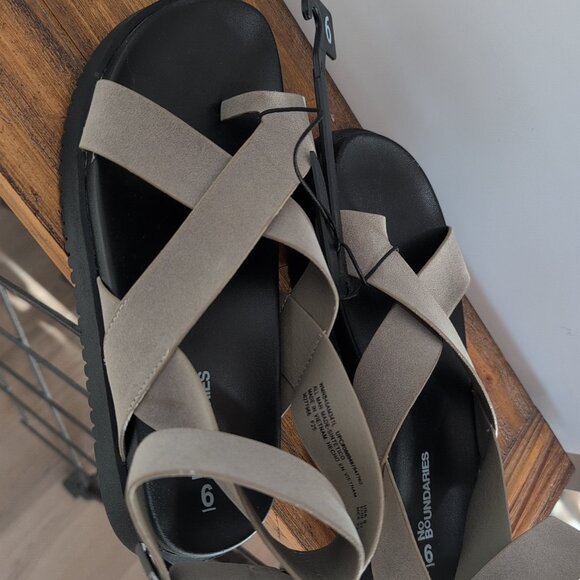 NWT No Boundaries Size 6 Women's Cross-strap Toe Loop Taupe Sandles - Picture 2 of 6